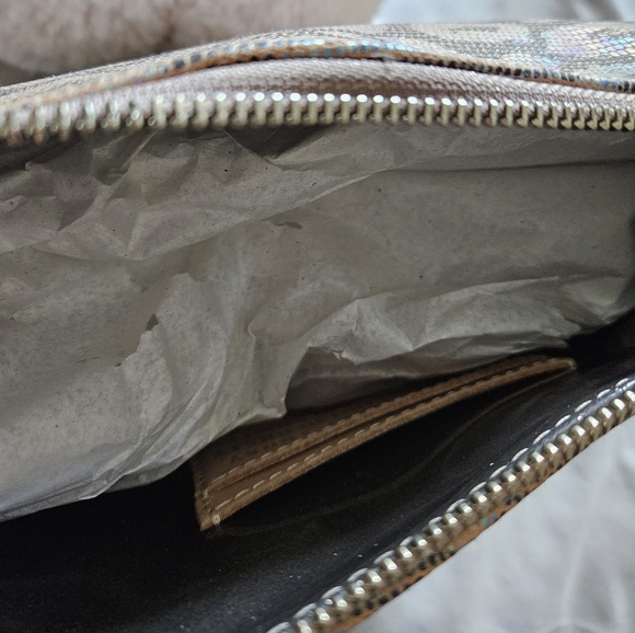 Iris Downtown Crossbody - Picture 2 of 3